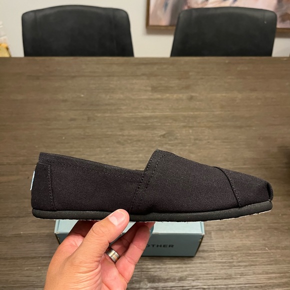 BNIB Toms Slip On - Picture 10 of 11